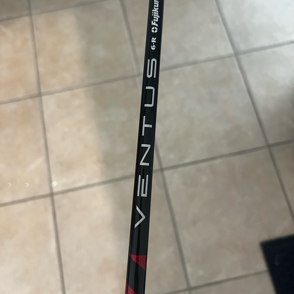 TaylorMade Stealth Club in Black and Red - Picture 4 of 5